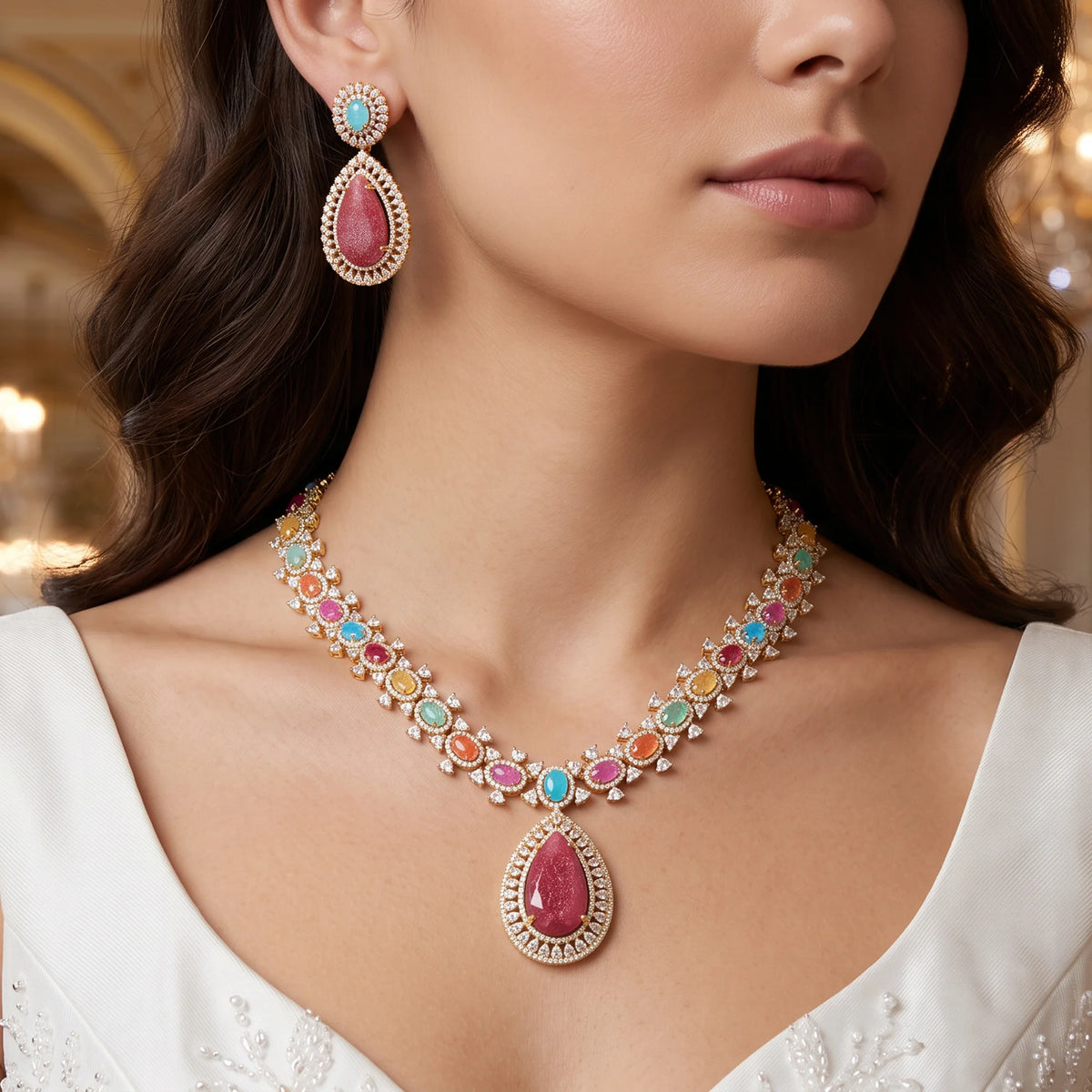 طقم كبير مرصَّع باحجار الزيركون الكيوبِك الملون الفاخر Big set embellished with premium, colorful cubic zirconia stones.