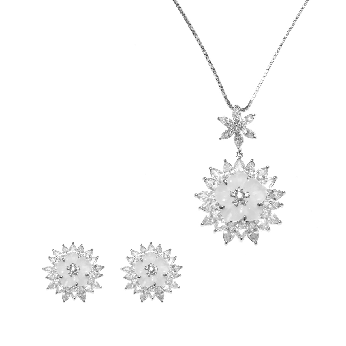 طقم مجوهرات فخم ينتمي إلى أسلوب التصاميم الزهرية الشمسية وأحجار الزركون الشفافة Luxurious jewelry set featuring a floral-sunburst design and clear zircon stones.