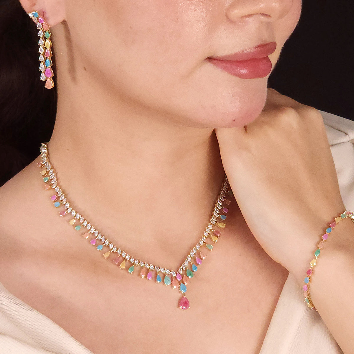 طقم فاخر ومبهج من احجار الكيوبك الملونة Luxurious and delightful set featuring colorful cubic zirconia stones.