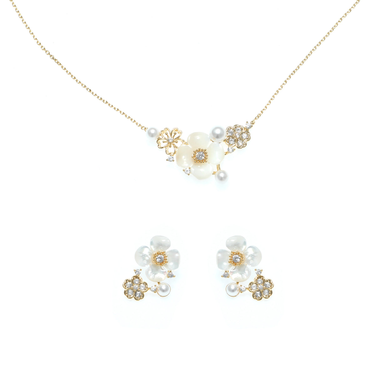طقم مجوهرات رقيق وأنثوي مستوحى من الطبيعة والأزهار Feminine jewelry set inspired by nature and flowers.