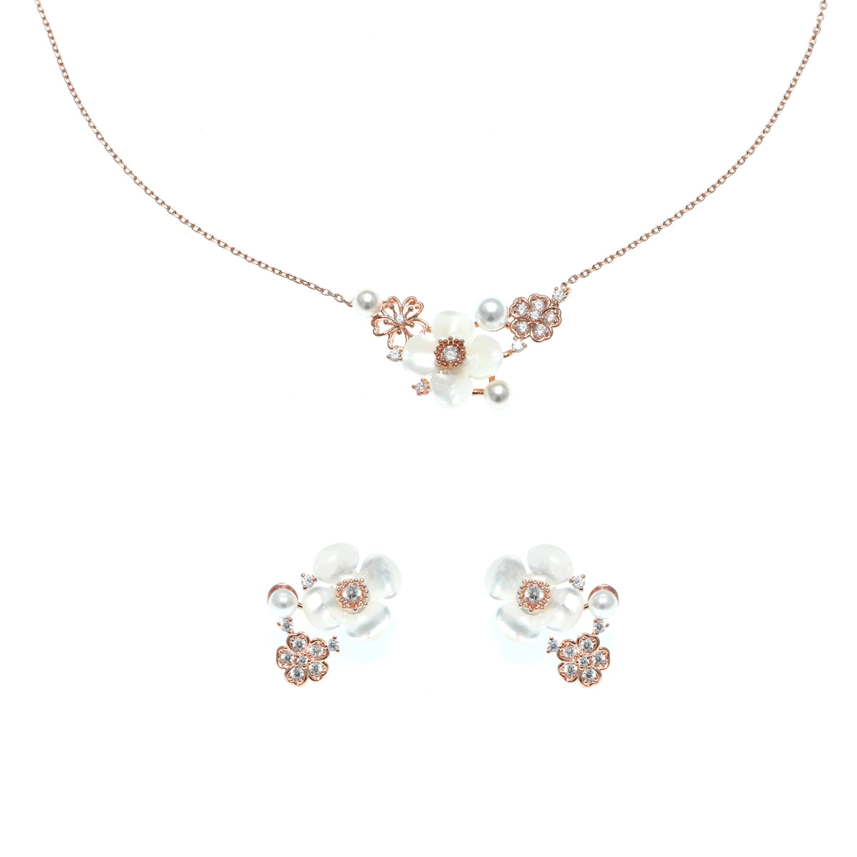 طقم مجوهرات رقيق وأنثوي مستوحى من الطبيعة والأزهار Feminine jewelry set inspired by nature and flowers.
