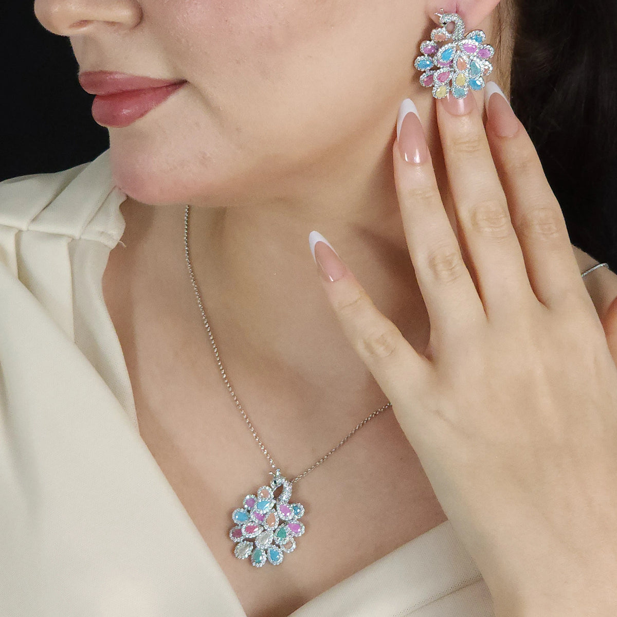 طقم مجوهرات بالأحجار الملونة بدرجات الباستيل الزاهية Jewelry set featuring gemstones in vibrant pastel shades.