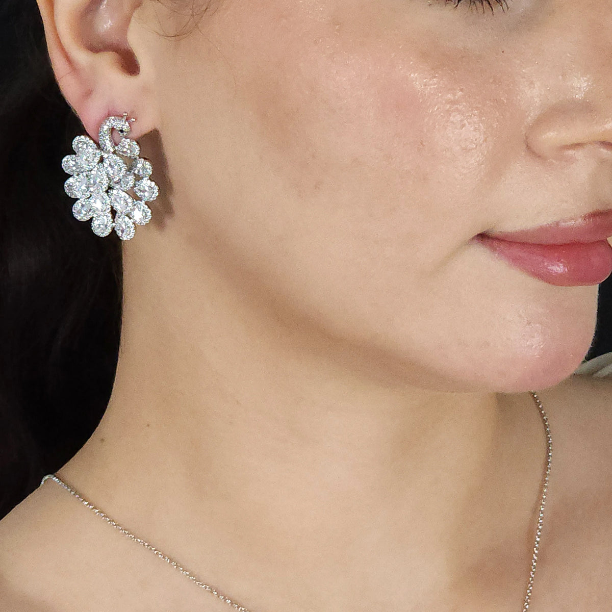 طقم مجوهرات بالأحجار الملونة بدرجات الباستيل الزاهية Jewelry set featuring gemstones in vibrant pastel shades.