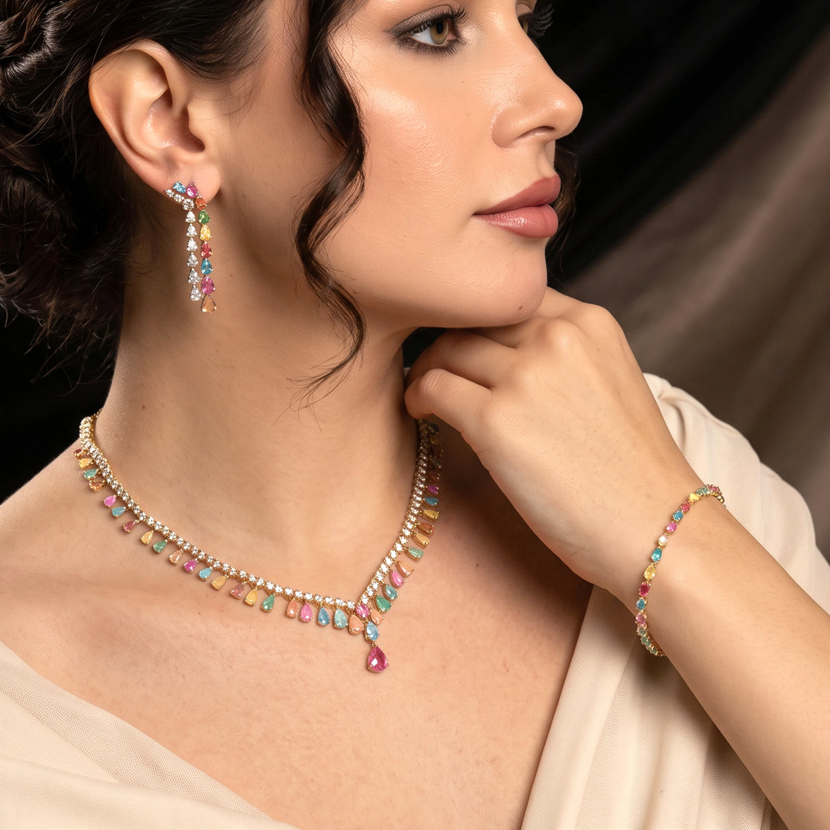 طقم فاخر ومبهج من احجار الكيوبك الملونة Luxurious and delightful set featuring colorful cubic zirconia stones.