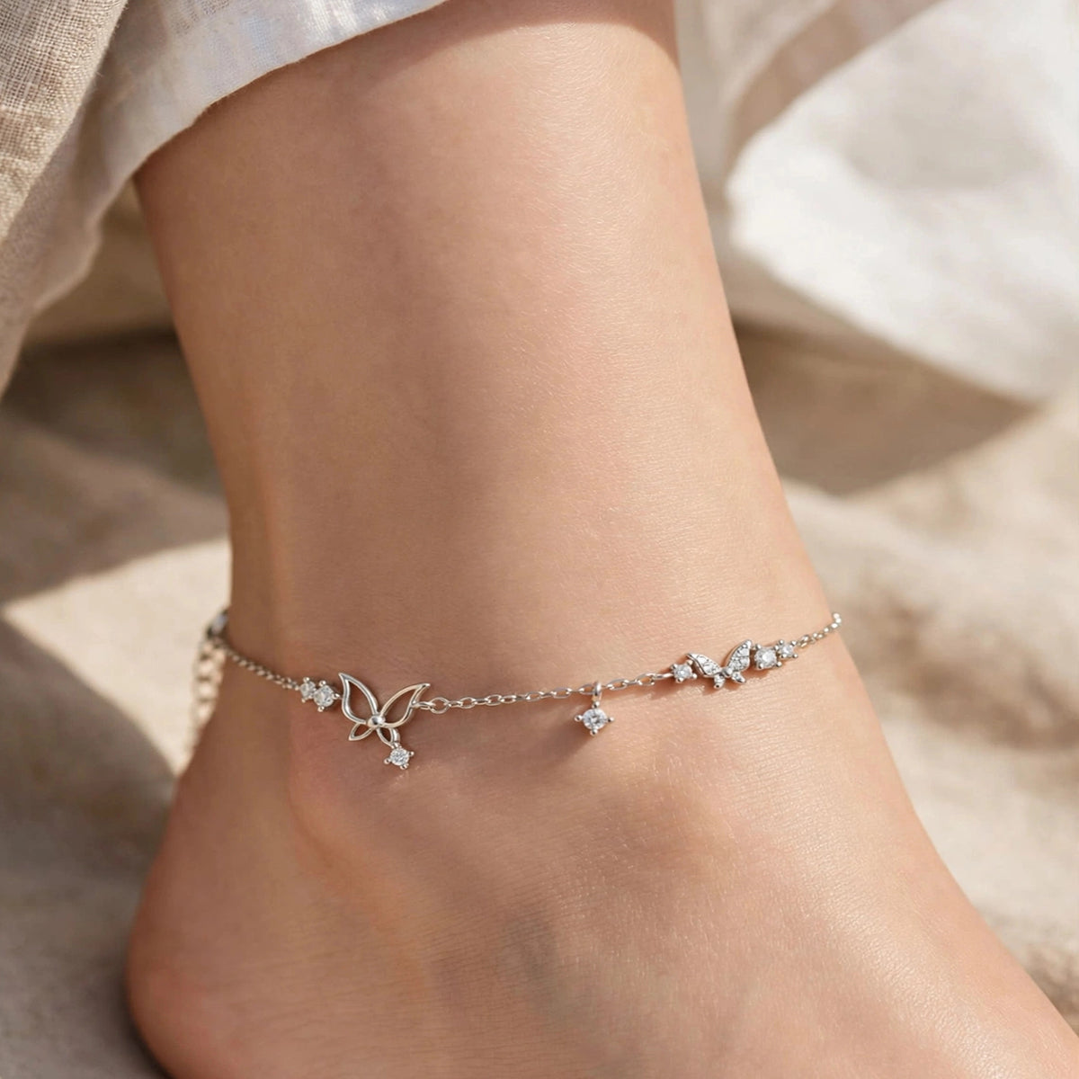 خلخال رقيق مزين بدلاية على شكل فراشة Delicate Butterfly Charm Anklet