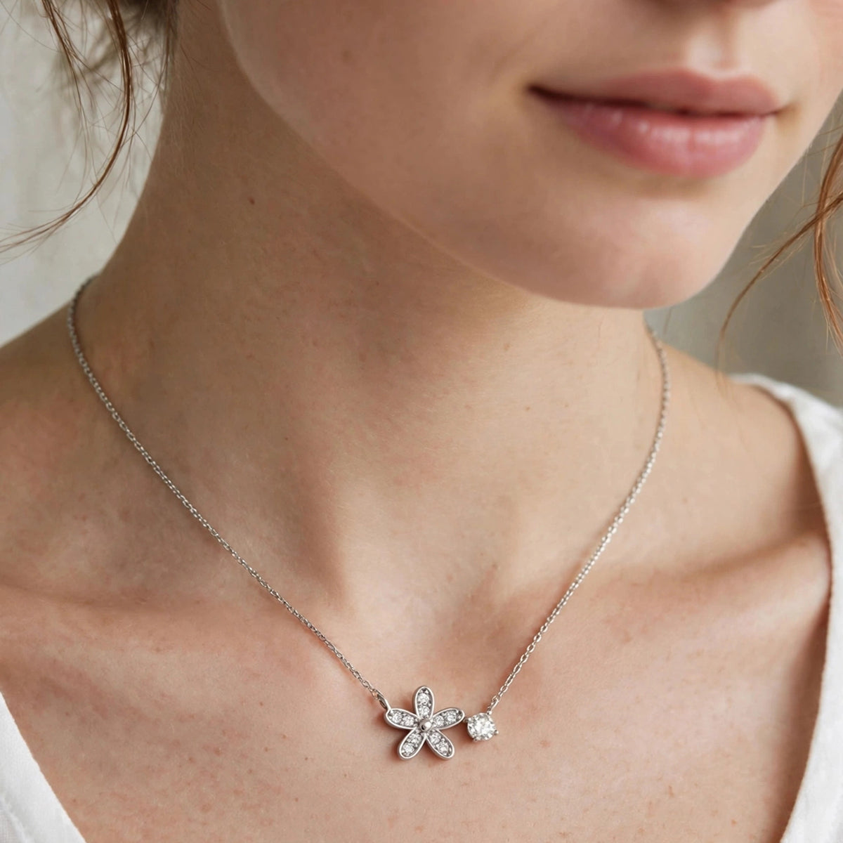 قلادة بتصميم زهرة رقيقة وحلية سوليتير Delicate Flower & Solitaire Charm Necklace