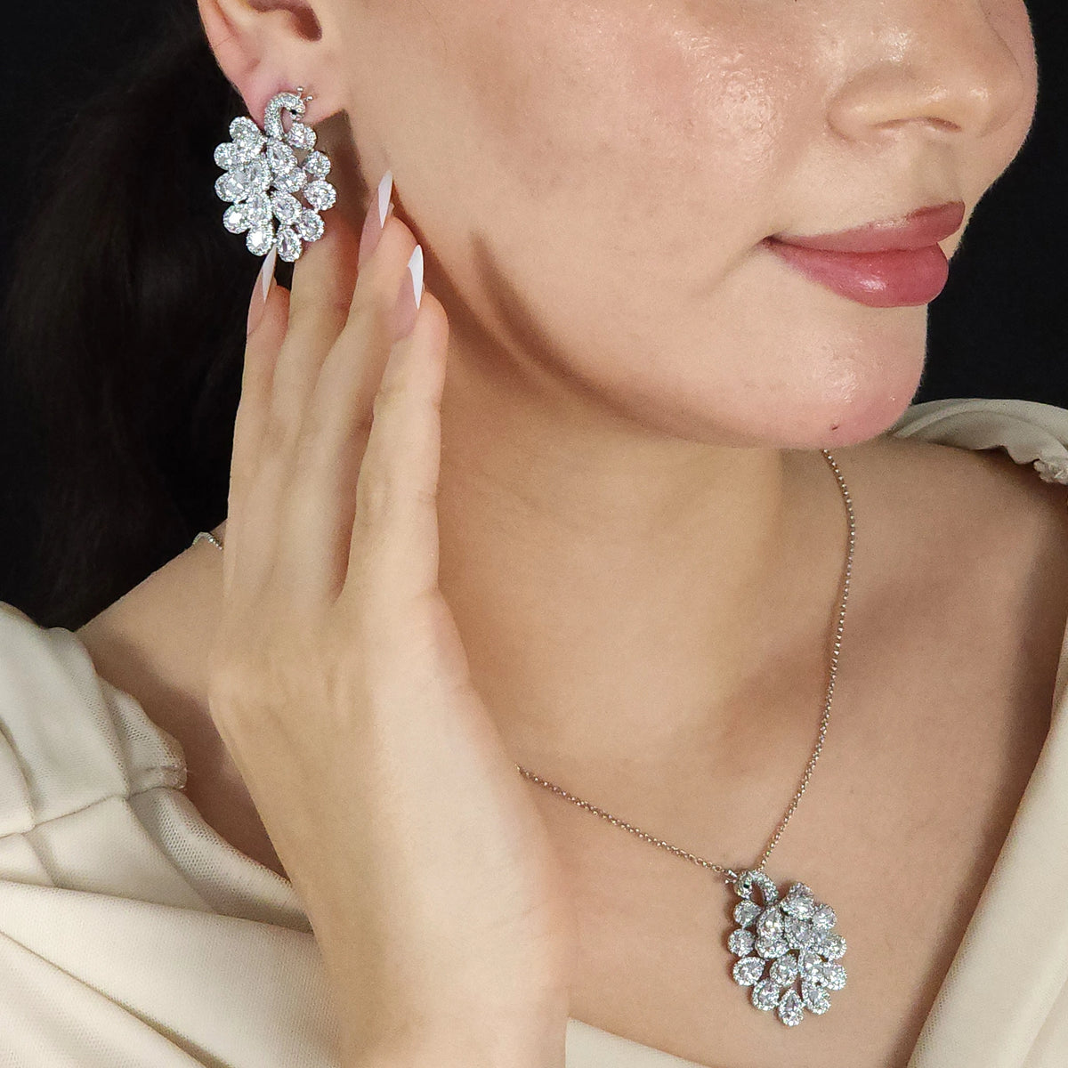 طقم مجوهرات بالأحجار الملونة بدرجات الباستيل الزاهية Jewelry set featuring gemstones in vibrant pastel shades.