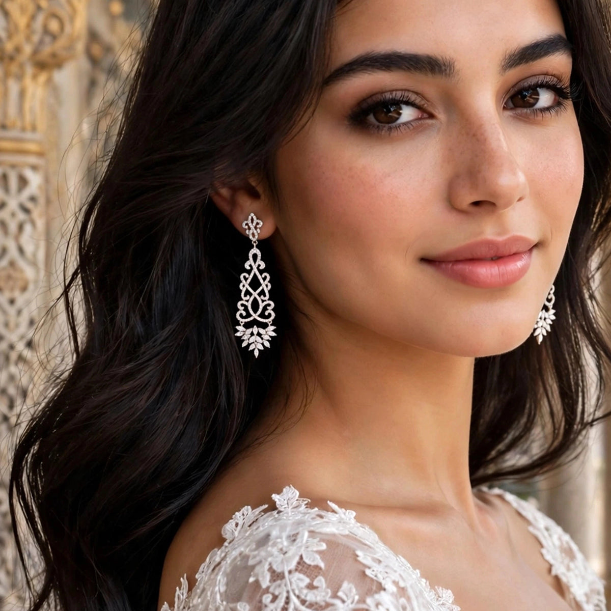 حلق مجوهرات فاخر وطويل بأسلوب الثريا الملكي الكلاسيكي Long luxurious chandelier-style earrings featuring a classic, regal design.