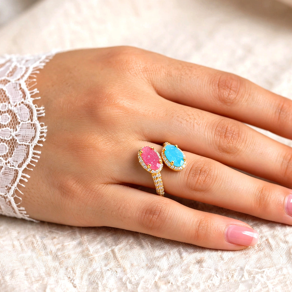خاتم بتصميم فاخر مفعم بالحيوية والألوان المشرقة Ring with a luxurious design, brimming with vibrancy and bright colors.