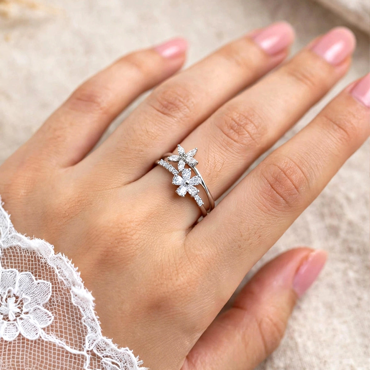 خاتم مزدوج الحلقة بتصميم مفتوح يضم مجموعة من الزهور Double-Band Open Floral Cluster Ring