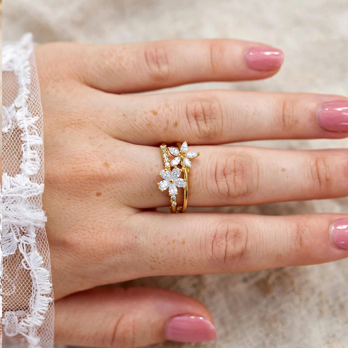خاتم مزدوج الحلقة بتصميم مفتوح يضم مجموعة من الزهور Double-Band Open Floral Cluster Ring