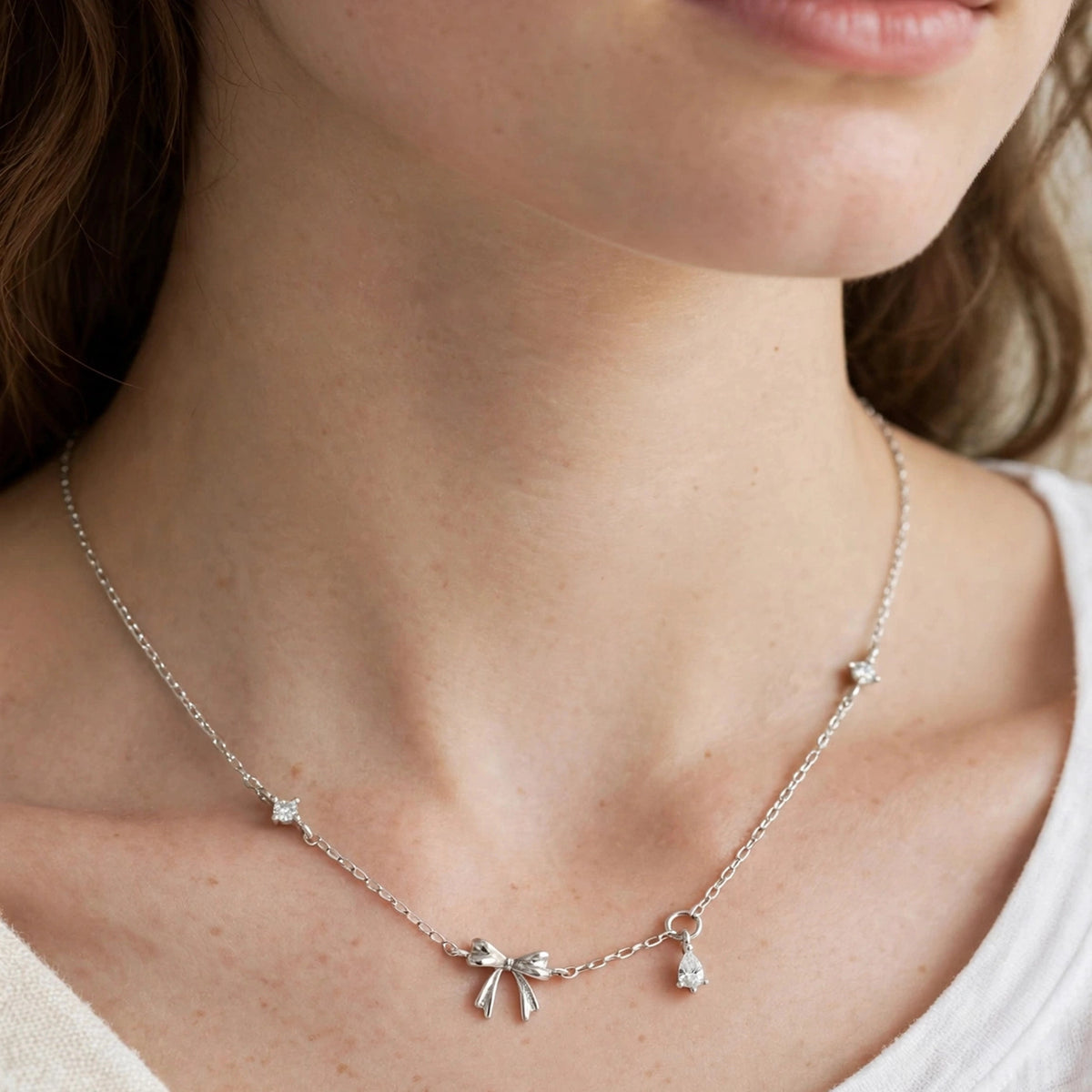 قلادة بتعليقة فيونكة رقيقة Delicate Bow Charm Necklace