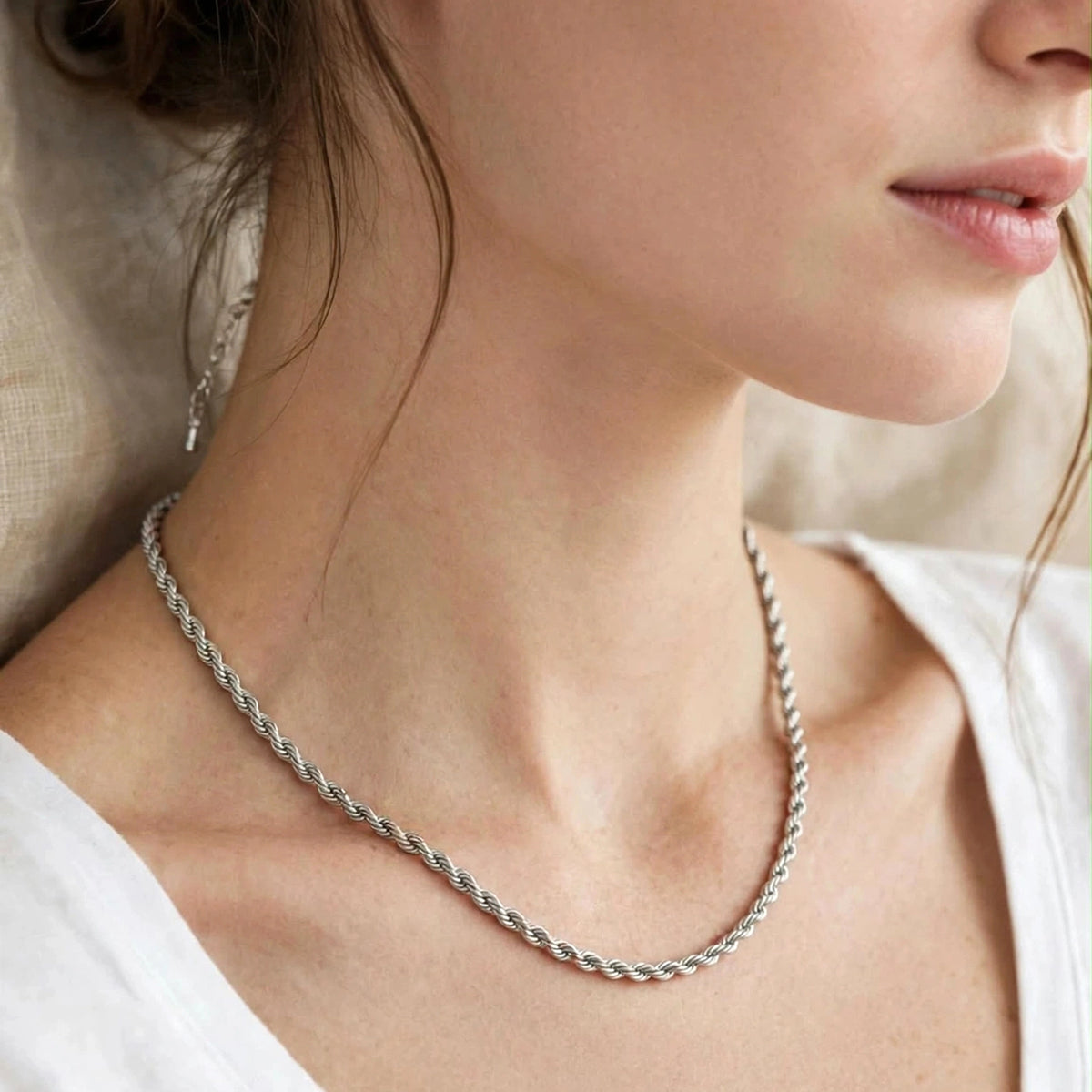 قلادة تشوكر كلاسيكية بسلسلة سميكة Classic thick-chain choker necklace